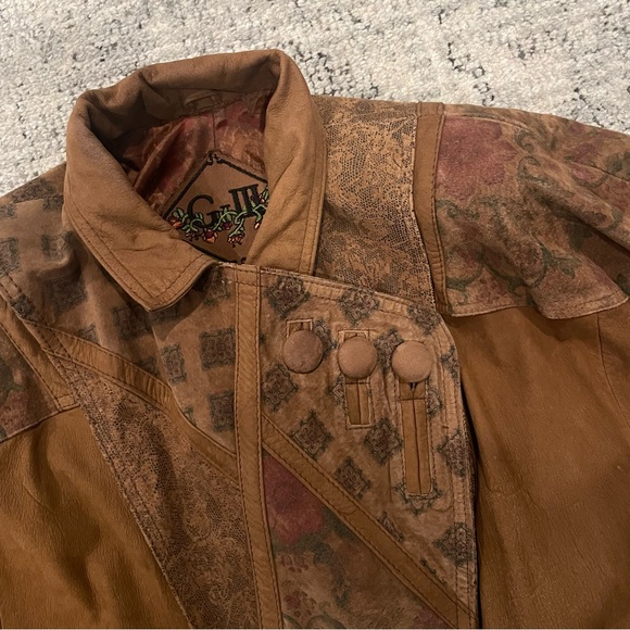 G III Vintage 100% Leather Tan Trench Coat Ornate Floral Detail - Picture 6 of 10
